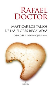 Masticar los tallos de las flores regaladas 